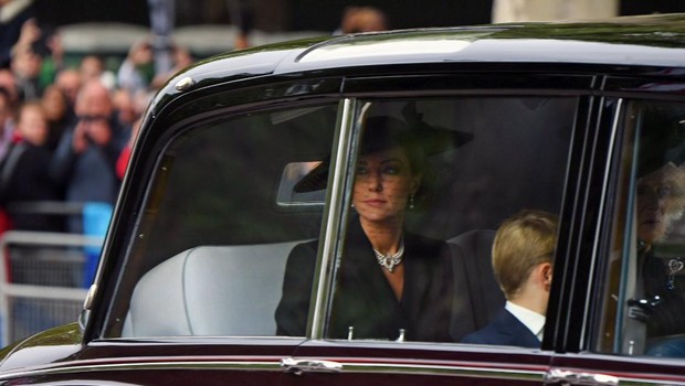Kate Middleton za pogreb kraljice Elizabete izbrala biserno ogrlico s prav posebnim pomenom