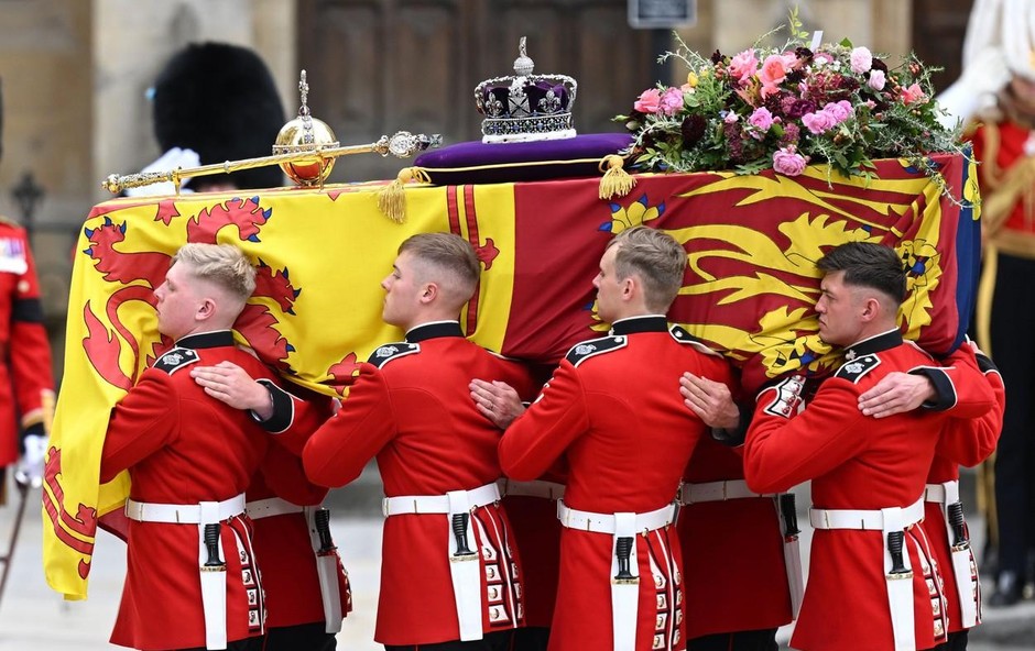 V Londonu  zadnje slovo od britanske monarhinje, kraljice Elizabete II. (foto: Profimedia)