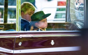 Na kraljičinem pogrebu so se številni spraševali: Nista princesa Charlotte in princ George premlada za to?
