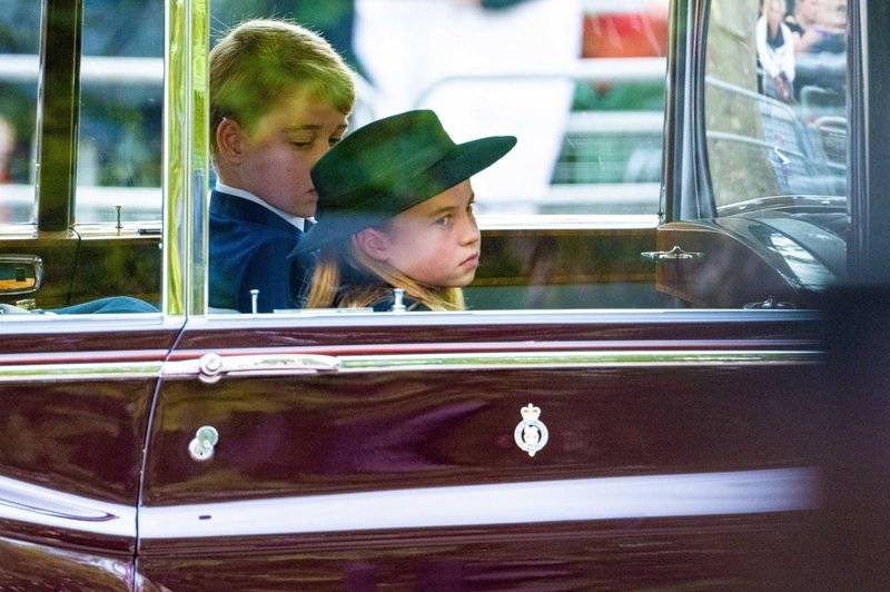 Na kraljičinem pogrebu so se številni spraševali: Nista princesa Charlotte in princ George premlada za to? (foto: Profimedia)