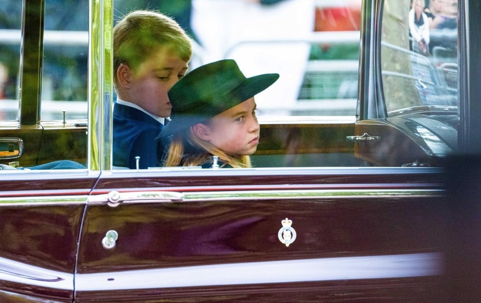 Na kraljičinem pogrebu so se številni spraševali: Nista princesa Charlotte in princ George premlada za to? (foto: Profimedia)