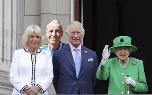 Imata kralj Karel III. in Camilla skrivnega sina? Simon iz Avstralije zahteva DNK analizo