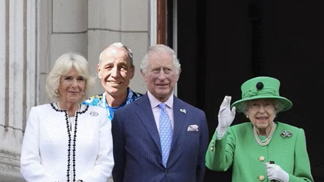 Imata kralj Karel III. in Camilla skrivnega sina? Simon iz Avstralije zahteva DNK analizo