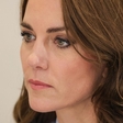 Protestnica napadla Kate Middleton, vojvodinja z odzivom presenetila vse