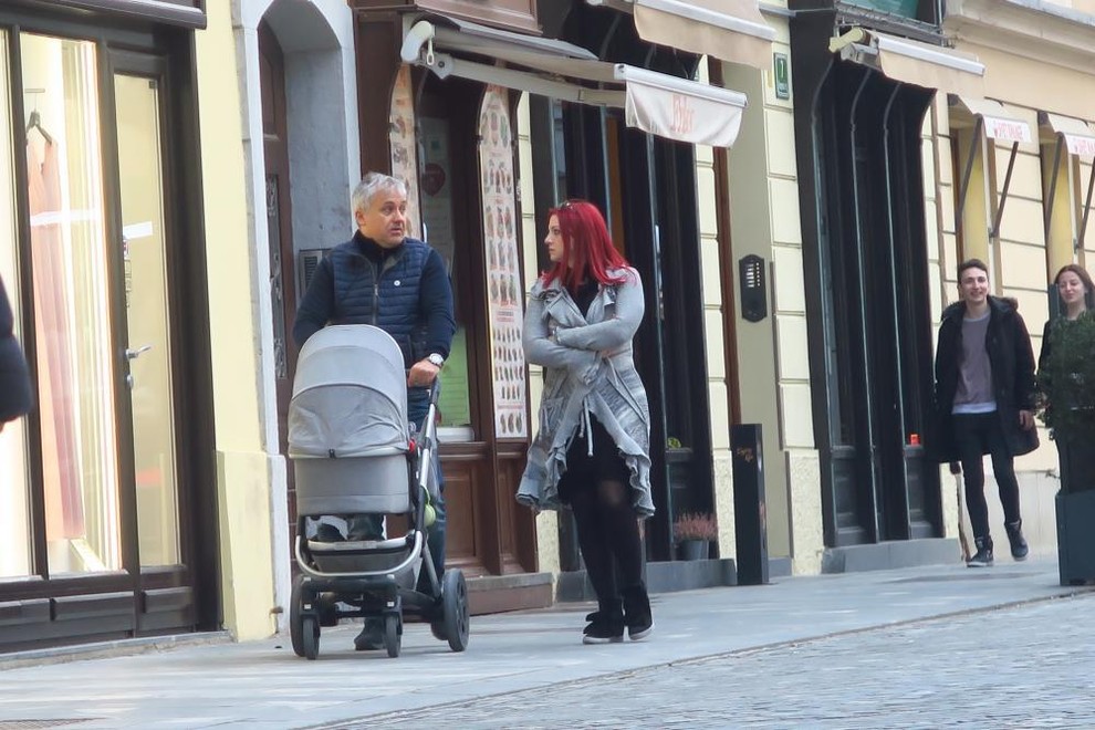 Zatopljena sta bila v globok pogovor, mnogi pa so se topili, ko so videli, kako zelo ljubka družinica so. Še …