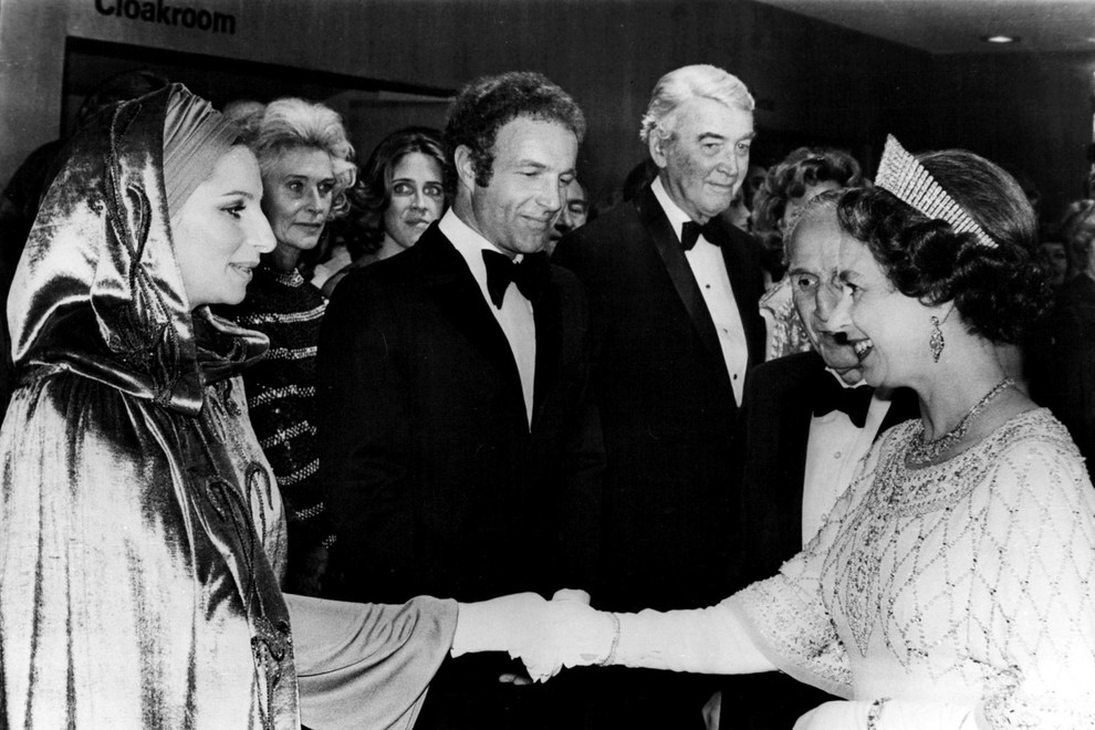 Kraljica je rada spoznavala zvezdnike. Na premieri filma Funny Lady je tako spoznala Barbro Streisand ter igralca Jamesa Caana in Jimmyja Stewarta.