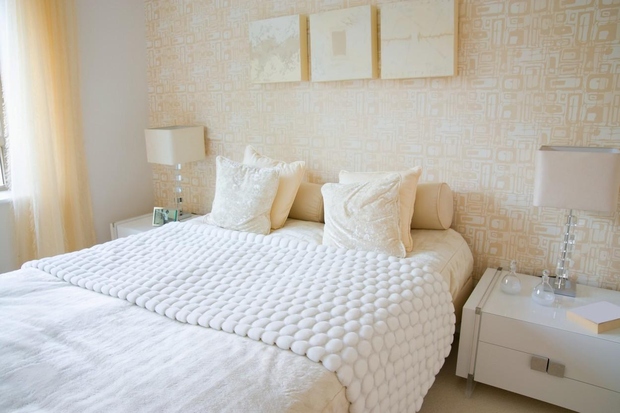 PREMALOKRAT MENJATE POSTELJNINO: Ne le na tleh, na nočni omarici in podobnih površinah - prah se nabere tudi na postelji. …