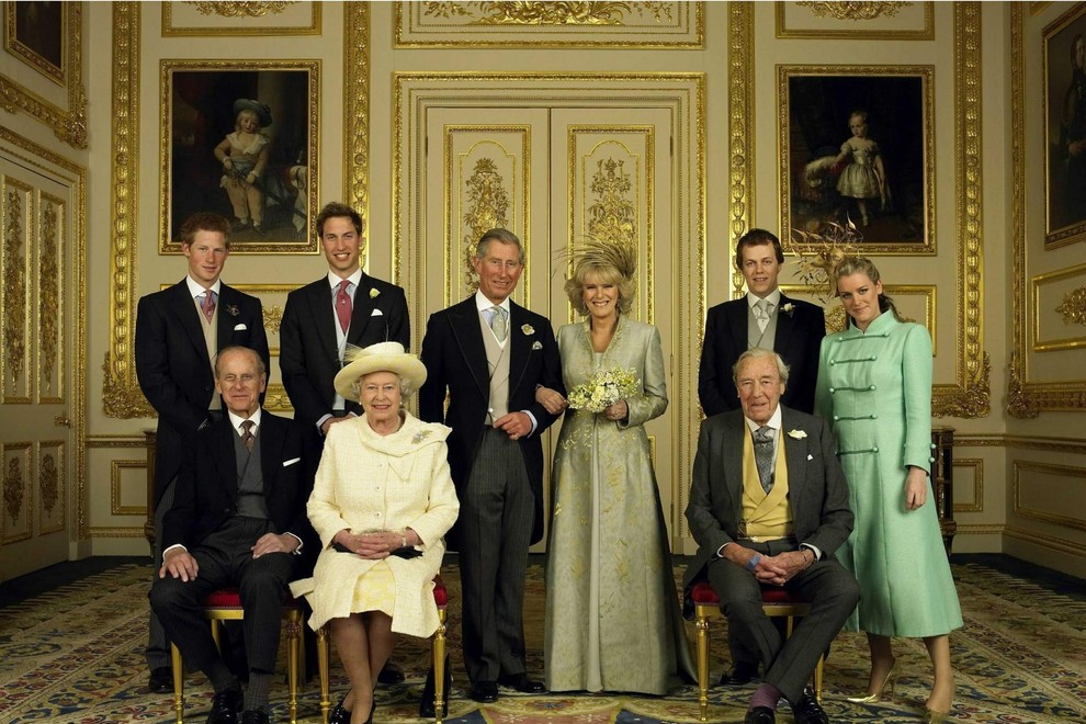 Princ Charles in Camilla na družinski sliki ob njuni poroki. Z leve: princ Harry, princ William, Tom in Laura Parker Bowles, princ Philip, kraljica Elizabeta II., Camillin oče major Bruce Shand.
