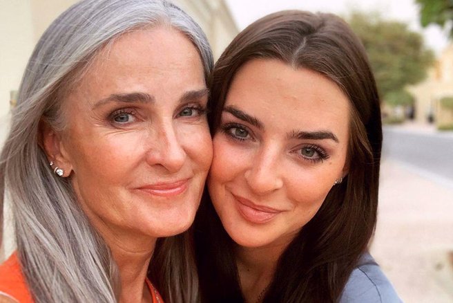 Kako pogosto je treba po 50. letu umivati lase? Frizerka razkriva najpogostejše napake, zaradi katerih lasje propadajo