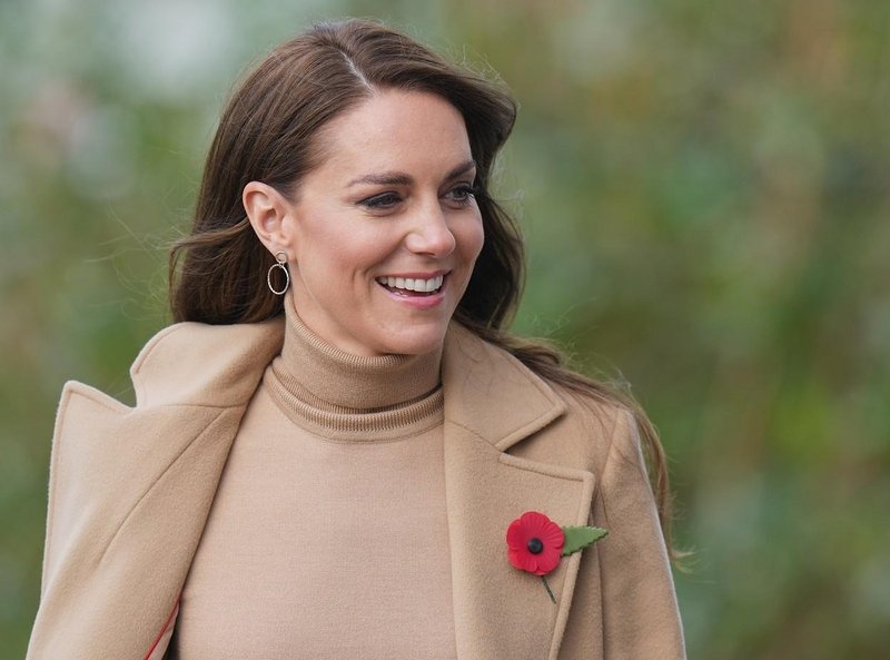 Hlače, ki jih nosi vojvodinja Kate Middleton, lahko dobite tudi ve, stanejo 30 evrov in so ču-do-vi-te! (foto: Profimedia)