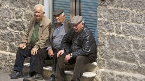 V tej vasi na Sardiniji živi največ 100-letnikov: "Ne jemljejo zdravil, jedo zdravo in živijo mirno."