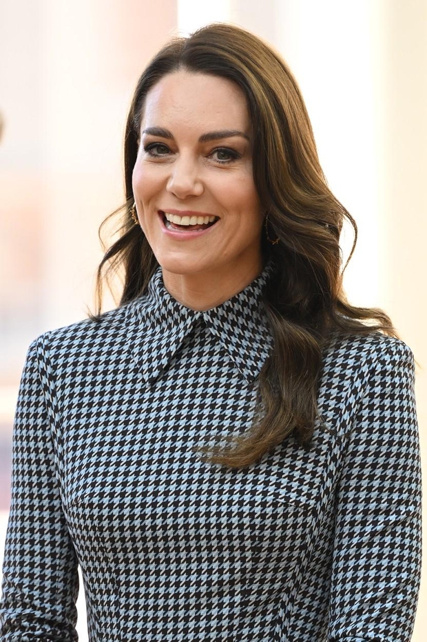 Kate Middleton, bodoča kraljica, je znana po svojem dostojnem in elegantnem modnem stilu. Njene modne kombinacije so vedno brezhibne, saj …