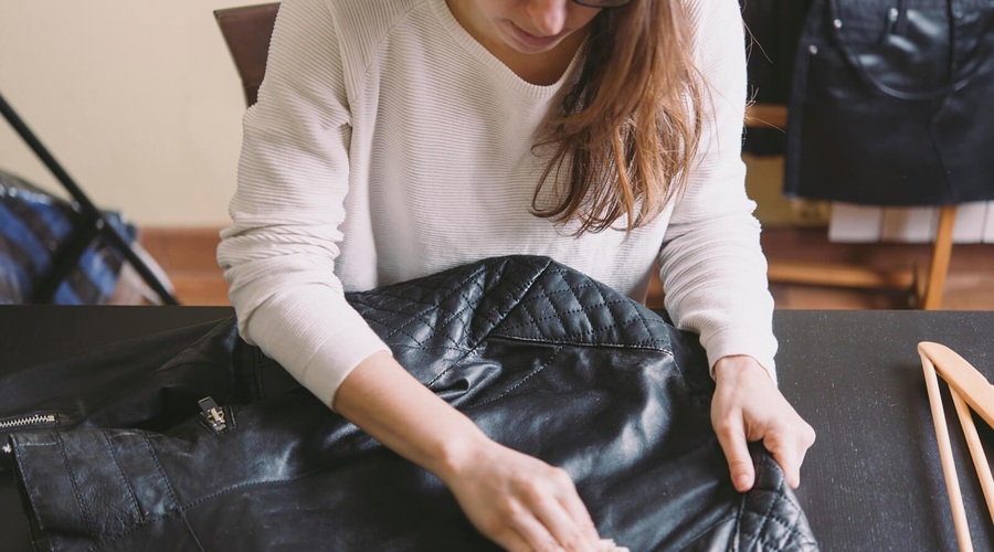 TO je največja napaka pri pranju zimskega plašča in bunde: Nikar je ne naredite, saj vas lahko na koncu res veliko stane (foto: Cleaning - LoveToKnow)