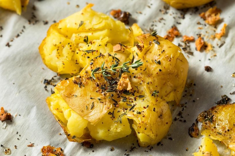 TO je trenutno najbolj priljubljen recept za krompir, ki je osvojil splet: Ljubitelji ga boste hoteli takoj preizkusiti (foto: Profimedia)