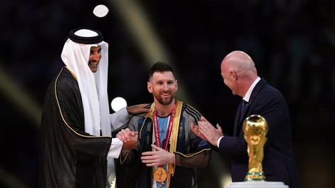 V kaj je katarski vladar oblekel Lionela Messija? Eni govorijo o veliki časti, drugi o nedopustni sramoti