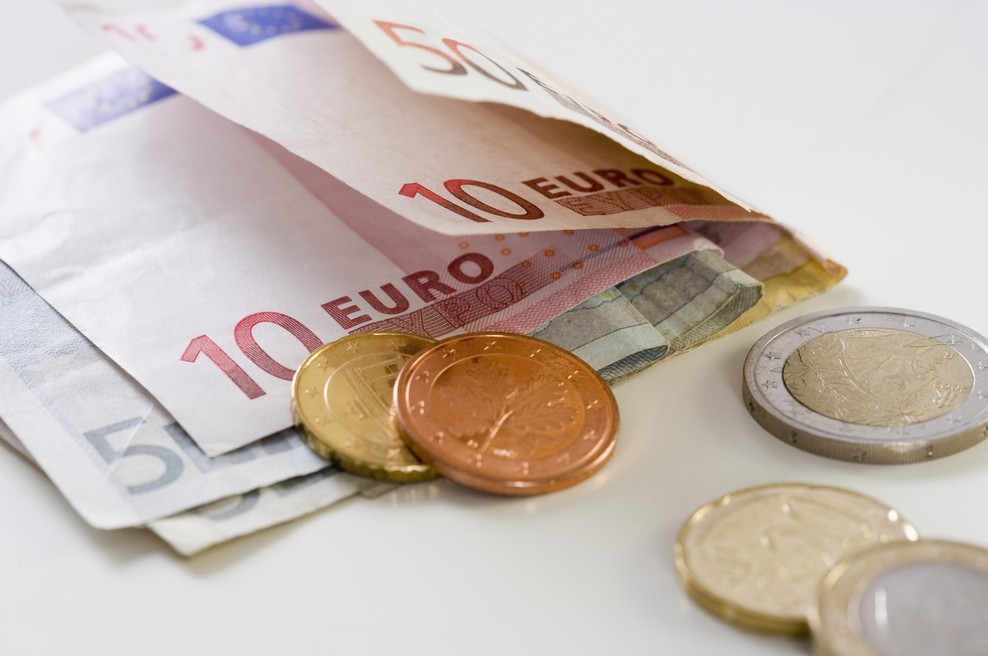 Želite vplačati 10.000 evrov v gotovini? En napačen korak in banka vam lahko zapre račun (foto: Profimedia)