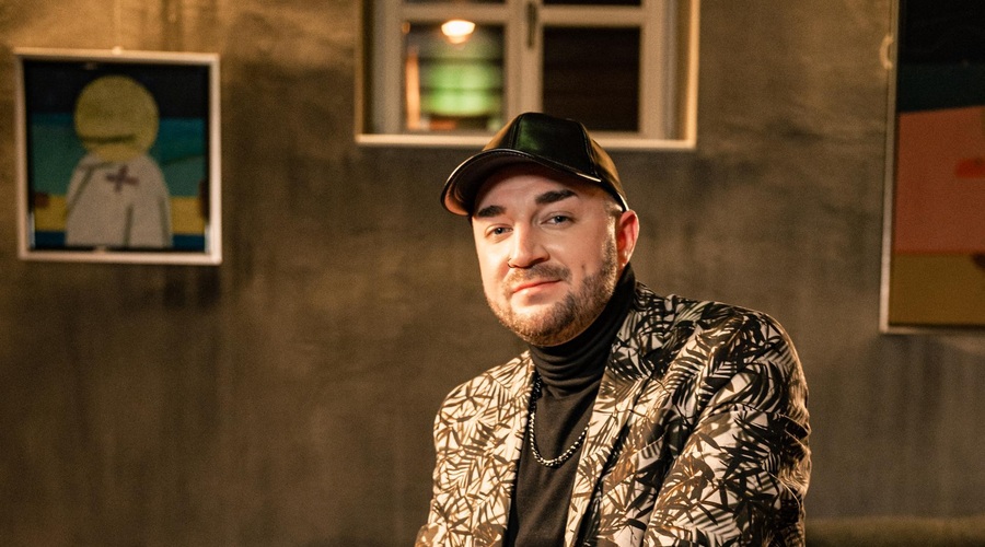 Dejan nadvse iskreno tudi o svoji ljubezni: "Razmerja ne skrivava, saj greva povsod skupaj" (foto: Foto: Sven Martič)