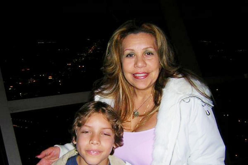 Mildred Patricia Baena s sinom, ki ga ima z Arnoldom Schwarzeneggerjem.