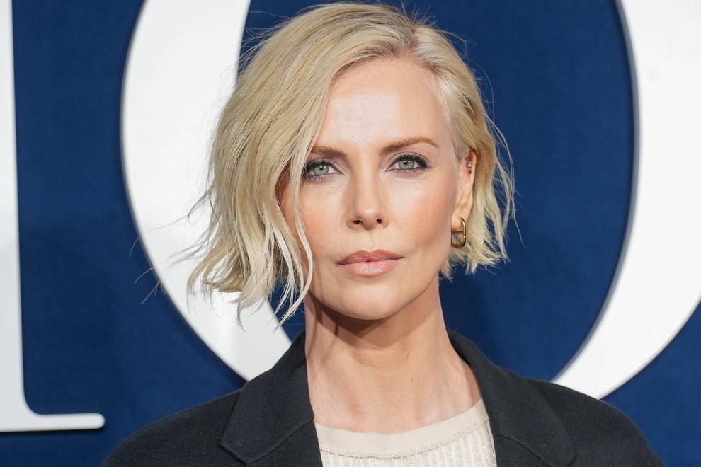 Charlize Theron, njihova dolgoletna ambasadorka in obraz, ne zamudi Diorjevih revij, zato je bilo eno mesto v prvi vrsti modne …