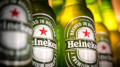 Zakaj teoretiki zarot prisegajo, da ne bodo nikoli več spili Heinekena