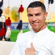 Skoraj povsem goli Cristiano Ronaldo objavil fotografijo iz savne in šokiral: zvezdnik si ... lakira nohte!