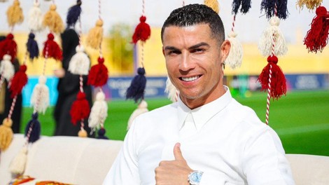 Skoraj povsem goli Cristiano Ronaldo objavil fotografijo iz savne in šokiral: zvezdnik si ... lakira nohte!