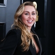 Miley Cyrus odkrito in brez dlake na jeziku: "Bolj sem uživala v odnosu z ženskami" (in nikoli ni hotela biti dekle z naslovnice)