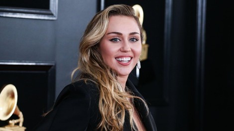 Miley Cyrus odkrito in brez dlake na jeziku: "Bolj sem uživala v odnosu z ženskami" (in nikoli ni hotela biti dekle z naslovnice)