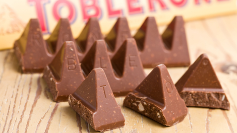 Svetovno oboževana čokolada Toblerone nič več ne bo takšna, kot smo je vajeni: izvedeli smo, kakšne spremembe jo čakajo