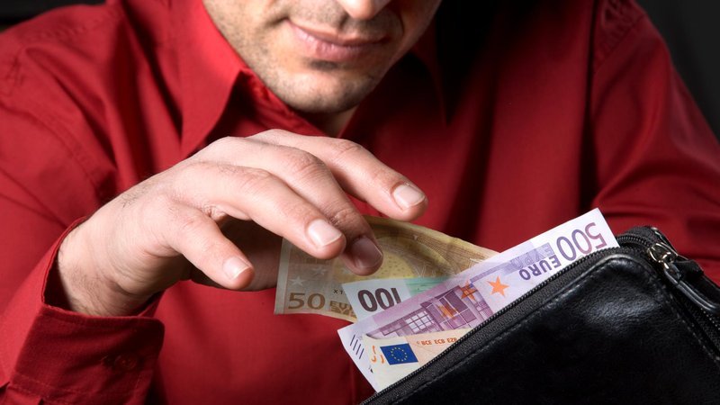 V Sloveniji imamo enega najmlajših milijonarjev na svetu: ne boste verjeli, s čim 18-letnik služi
