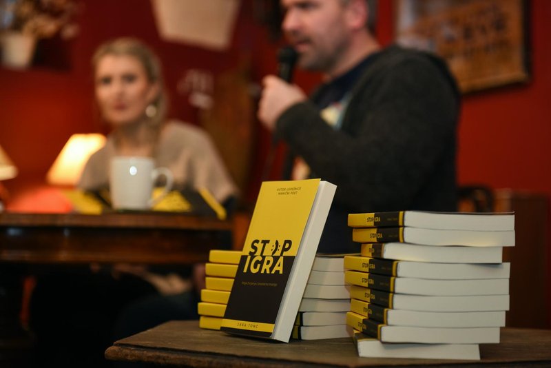 Ob svetovnem dnevu bipolarne motnje pisatelj Jaka Tomc podarja knjigo Stop igra!
