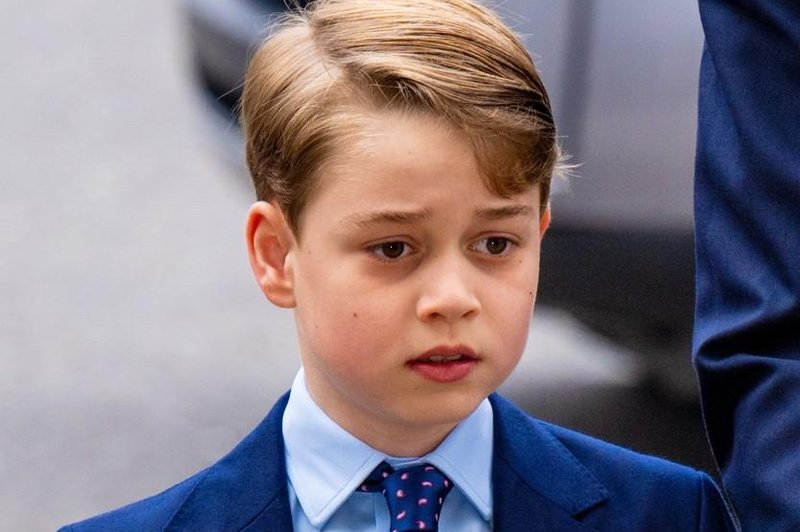 Uff, malega princa Georga čaka ista usoda kot njegovega očeta Williama, tole res ni prav nič lepo, le kaj pravi Kate na to? (foto: Profimedia)
