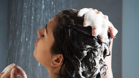 Kako veste, da si lase umivate prepogosto? Če opazite kakšnega od teh 5 znakov (in to ni dobro)