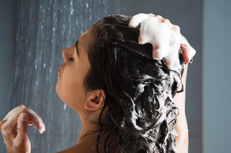 Kako veste, da si lase umivate prepogosto? Če opazite kakšnega od teh 5 znakov (in to ni dobro) (foto: Profimedia)