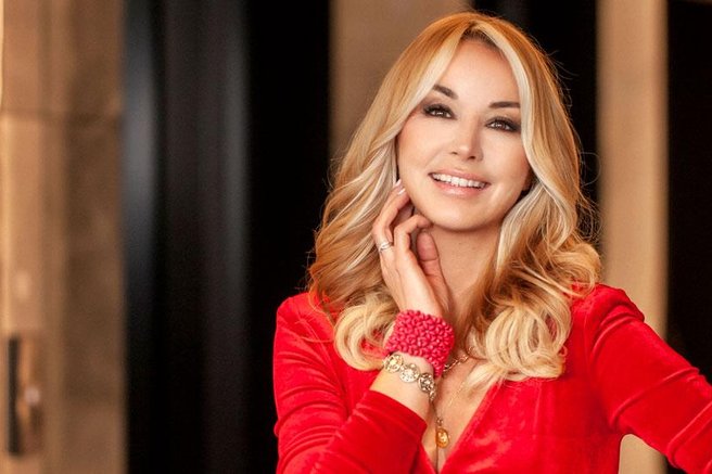 Po ugibanjih zdaj Saša Lendero kar sama namignila, s kom si po novem deli posteljo, in romanca je še sveža