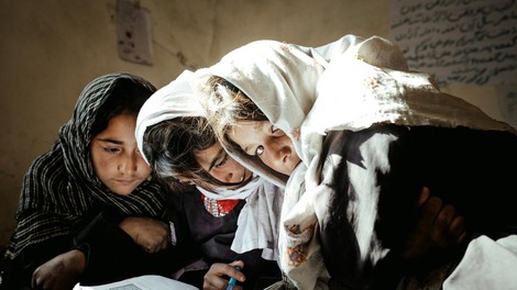 Po Afganistanu se med ženskami in dekleti širi tiha epidemija množičnih psihogenih bolezni