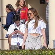 Jennifer Lopez drzna, kot že dolgo ne, TO kreacijo je nosila na šolski prireditvi, številni so se kar prijeli za čelo!