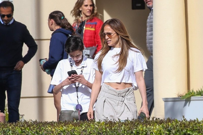 Jennifer Lopez drzna, kot že dolgo ne, TO kreacijo je nosila na šolski prireditvi, številni so se kar prijeli za čelo! (foto: Profimedia)