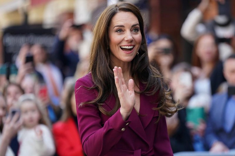 Kate Middleton naredila tisto, kar ponavadi vidimo pri Meghan Markle, tukaj je fotografija, ki dviguje prah (foto: Profimedia)