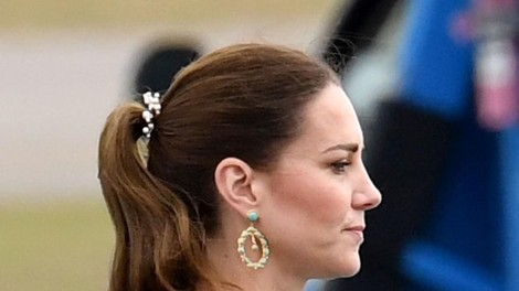 Ooo, Kate Middleton se je odločila za eleganco v tipično angleški maksi obleki in s čudovitim vzorčkom!