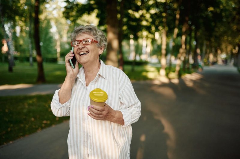 93-letna babica "raztura" z ljubezenskimi nasveti, osvojila je TikTOk: Razkriva, kakšnim moškim ne gre zaupati (foto: Profimedia)