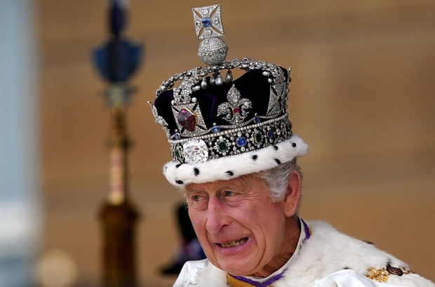 Kralj Karl si je močno želel, da bi bilo njegovo kronanje presežek vseh presežkov in da bi bilo vse v …