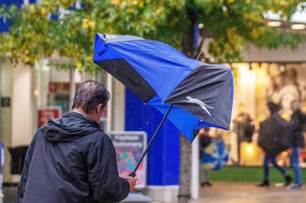 Tudi vas zebe? Še takole dolgo bomo imeli dež in hladno vreme! (foto: Profimedia)