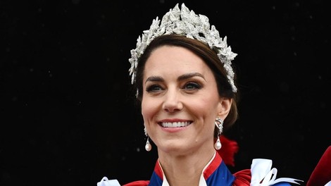 Kate Middleton dvignila veliko prahu z uhani, ki jih je nosila na kronanju, zdaj je jasno, da je šlo za veliko napako!