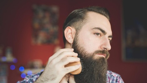 Strokovnjaki opozarjajo: v moški bradi več bakterij kot v živalski dlaki! (navodila za higieno)