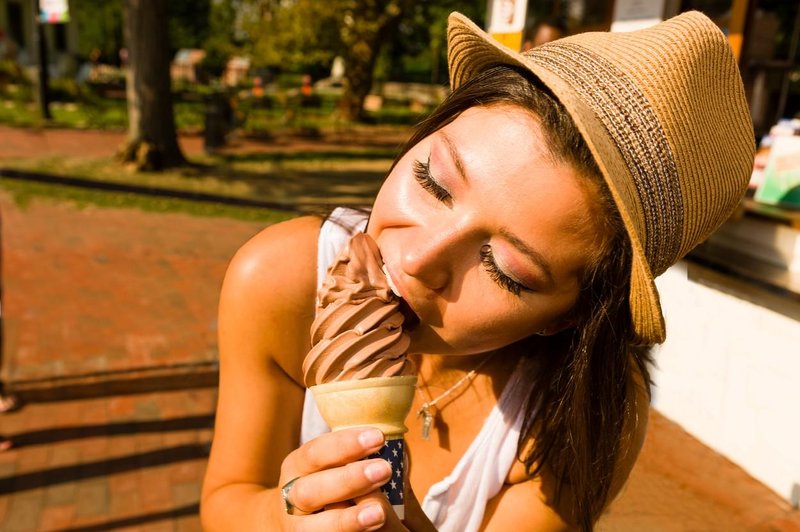 Imate radi sladoled? Naredite si čokoladnega iz samo 2 sestavin, ki se skrivajo v vsaki shrambi! (foto: Profimedia)