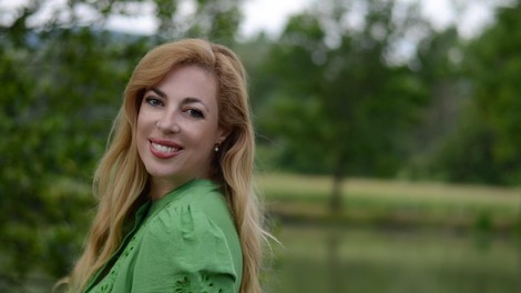 Neeee, Ana Tavčar se je vrnila v vlogo voditeljice in tukaj jo je mogoče videti