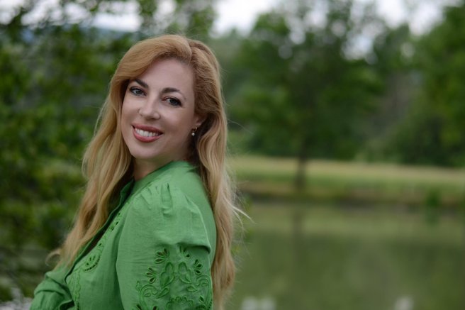 Neeee, Ana Tavčar se je vrnila v vlogo voditeljice in tukaj jo je mogoče videti