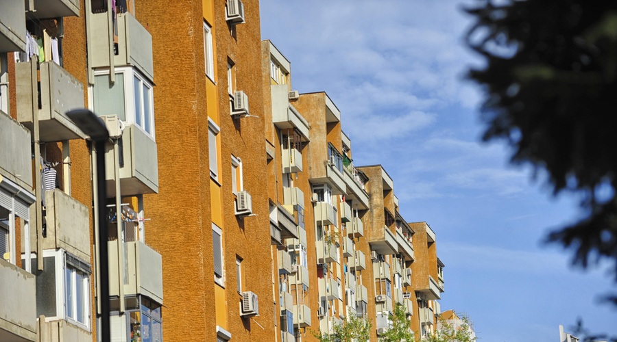 Uf, ko je sinu hotel znani Slovenec kupiti stanovanje, je naletel na tole ... (nič kaj prijetno ni) (foto: Bobo)