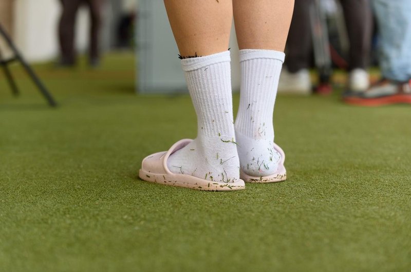Nikoli več mokrih nogavic! Poceni triki, da ostanete suhi tudi v najhujšem dežju (foto: Profimedia)